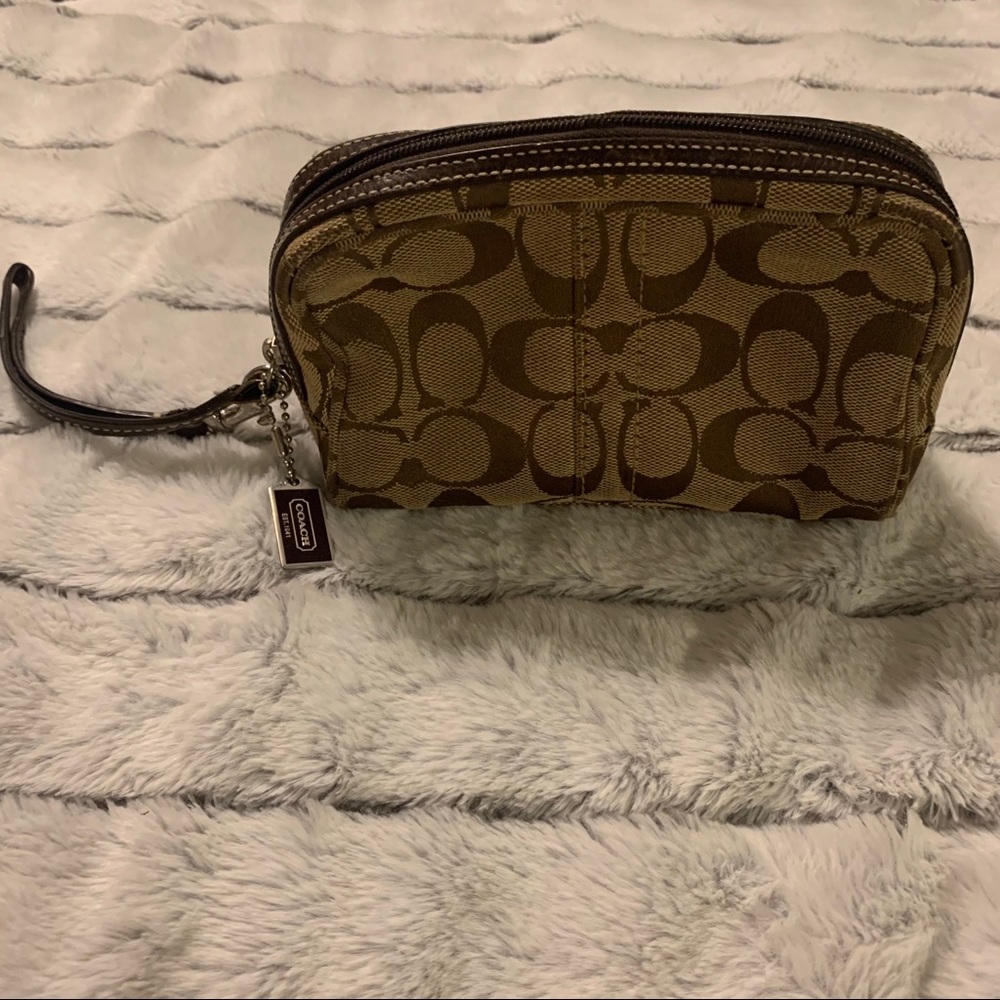 coach wristlet Pre-loved with some signs of wear